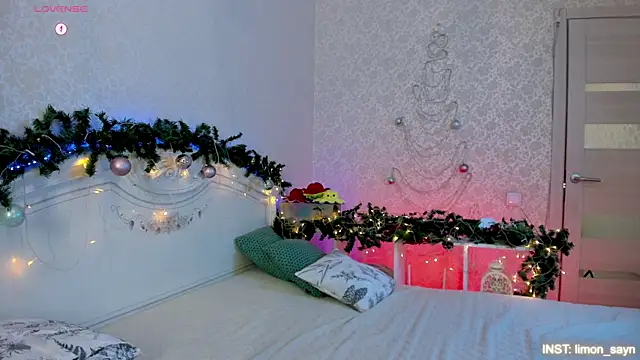 LillyMoure  online show from January 8, 11:44 pm