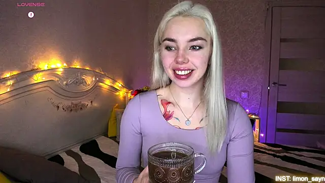 LillyMoure  online show from February 9, 11:03 pm