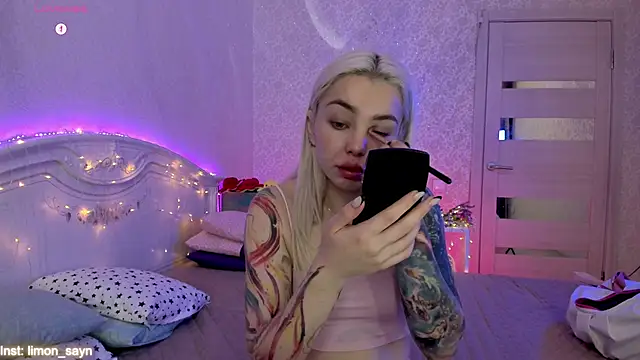 LillyMoure  online show from October 5, 11:39 pm