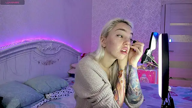 LillyMoure  online show from November 15, 11:20 pm