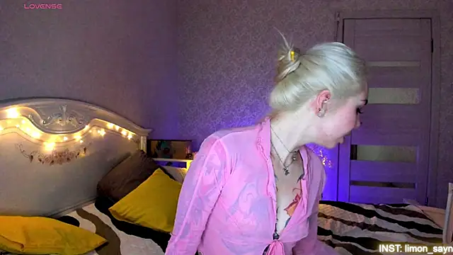 LillyMoure  online show from June 18, 11:21 pm