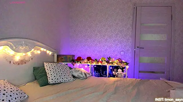 LillyMoure  online show from May 28, 11:21 pm