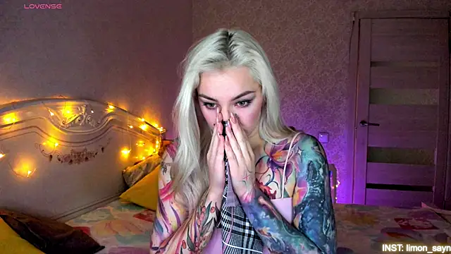 LillyMoure  online show from April 1, 11:45 pm