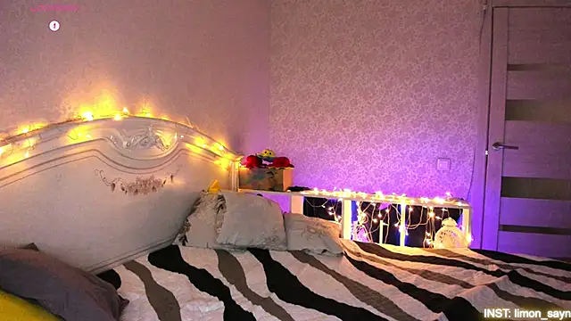 LillyMoure  online show from February 8, 10:29 pm