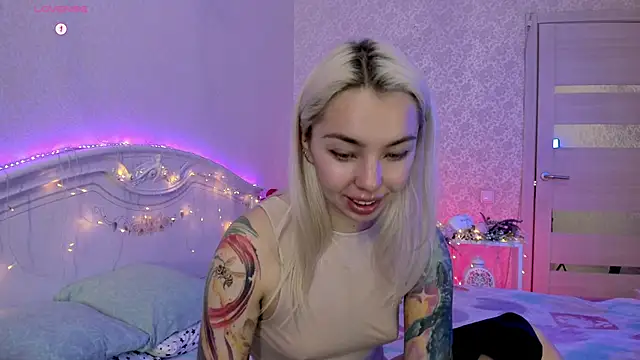 LillyMoure  online show from December 3, 11:36 pm