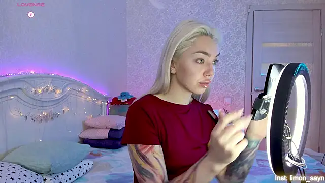 LillyMoure  online show from October 29, 11:25 pm