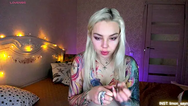 LillyMoure  online show from April 14, 11:32 pm