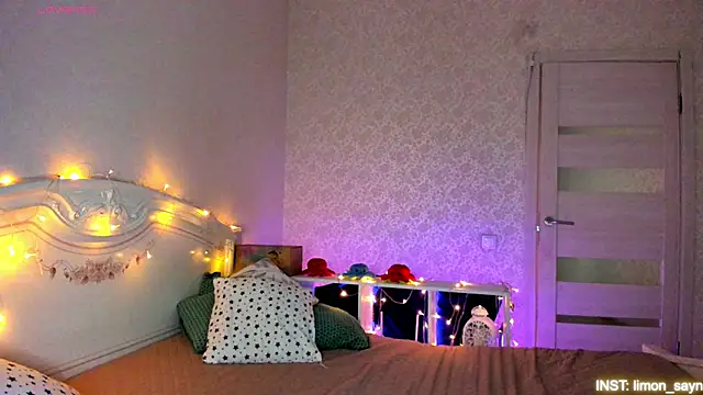 LillyMoure  online show from April 12, 11:30 pm