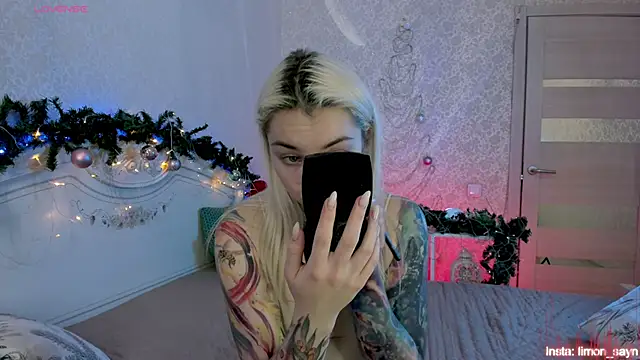 LillyMoure  online show from December 15, 12:49 am