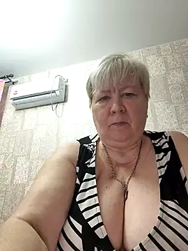 Snapshot of EffectFiona chatting on October 29, 1:59 am EffectFiona online show from October 29, 1:59 am