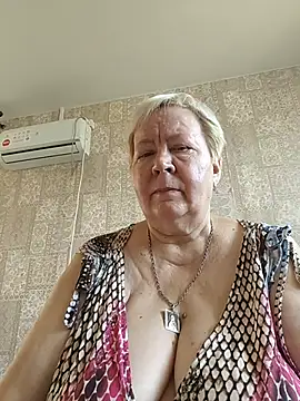 Snapshot of EffectFiona chatting on July 9, 1:06 am EffectFiona online show from July 9, 1:06 am