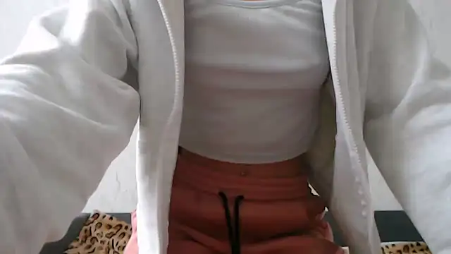 Snapshot of HoneyWiles chatting on February 11, 2:17 pm HoneyWiles online show from February 11, 2:17 pm