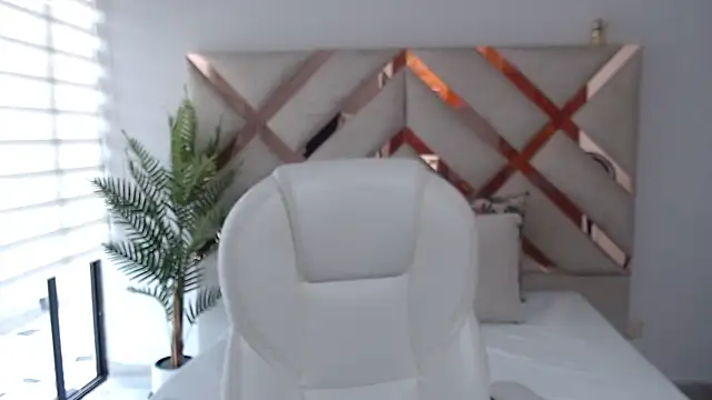 Snapshot of sophia_hadid chatting on March 22, 3:09 pm sophia hadid online show from March 22, 3:09 pm