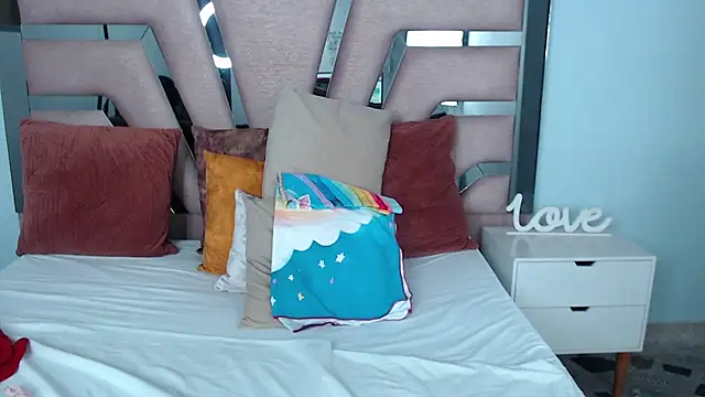 Snapshot of sophia_hadid chatting on March 17, 11:13 pm sophia hadid online show from March 17, 11:13 pm