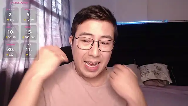 Snapshot of andrewmhilton_ chatting on January 12, 7:31 pm andrewmhilton online show from January 12, 7:31 pm