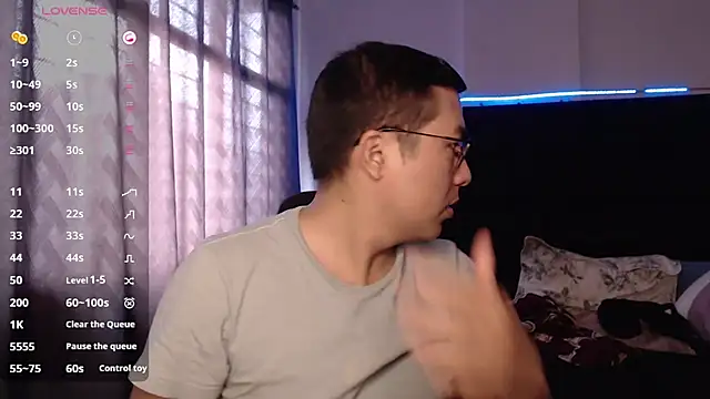 Snapshot of andrewmhilton_ chatting on November 9, 6:23 pm andrewmhilton online show from November 9, 6:23 pm