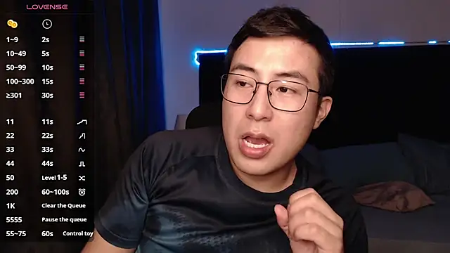 Snapshot of andrewmhilton_ chatting on November 10, 7:02 am andrewmhilton online show from November 10, 7:02 am