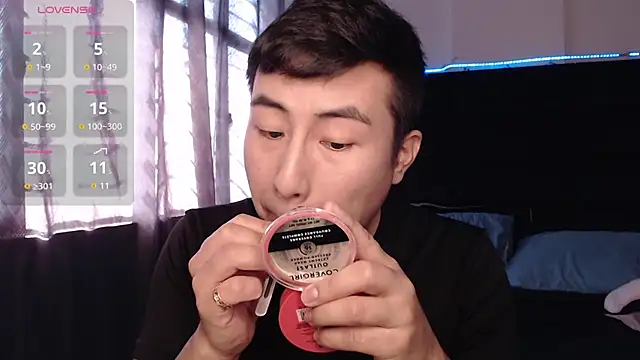 Snapshot of andrewmhilton_ chatting on February 10, 8:41 pm andrewmhilton online show from February 10, 8:41 pm