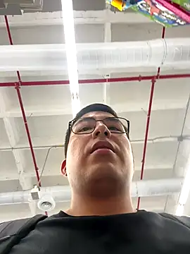 Snapshot of andrewmhilton_ chatting on December 17, 8:14 pm andrewmhilton online show from December 17, 8:14 pm