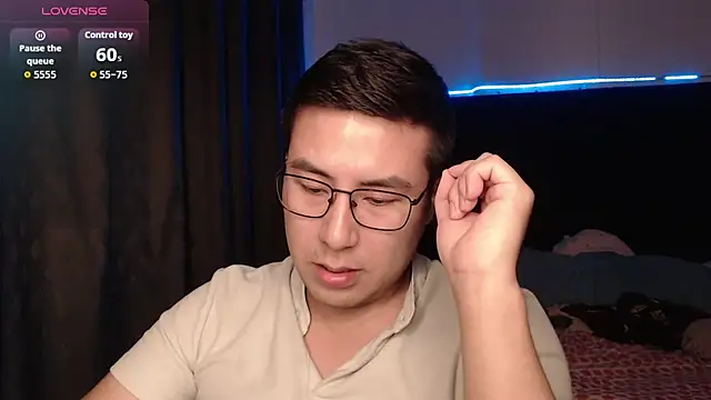 Snapshot of andrewmhilton_ chatting on December 21, 6:15 am andrewmhilton online show from December 21, 6:15 am