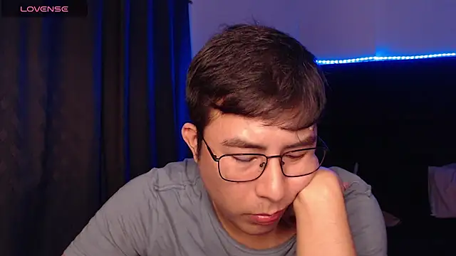 Snapshot of andrewmhilton_ chatting on February 21, 6:48 am andrewmhilton online show from February 21, 6:48 am