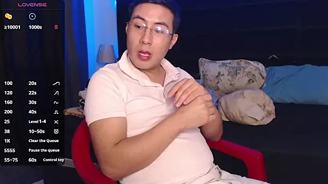 Snapshot of andrewmhilton_ chatting on March 11, 10:42 pm andrewmhilton online show from March 11, 10:42 pm