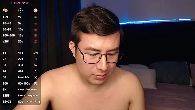 Snapshot of andrewmhilton_ chatting on November 13, 6:17 am andrewmhilton online show from November 13, 6:17 am