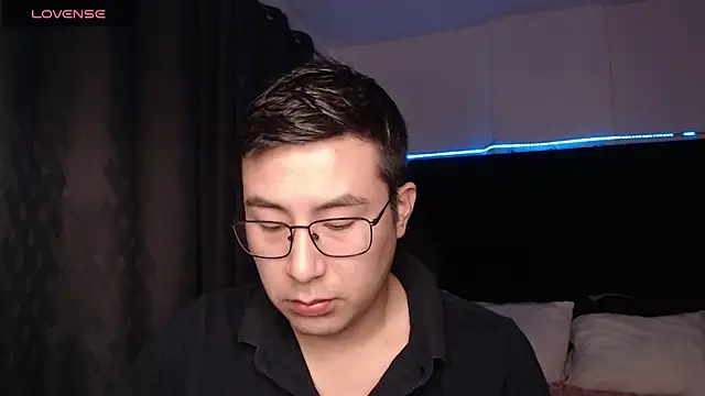 Snapshot of andrewmhilton_ chatting on February 12, 12:32 am andrewmhilton online show from February 12, 12:32 am