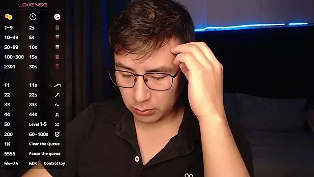 Snapshot of andrewmhilton_ chatting on November 23, 6:23 am andrewmhilton online show from November 23, 6:23 am