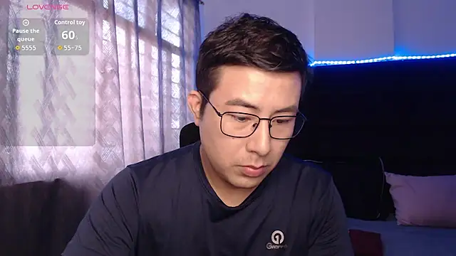 Snapshot of andrewmhilton_ chatting on February 28, 2:50 pm andrewmhilton online show from February 28, 2:50 pm