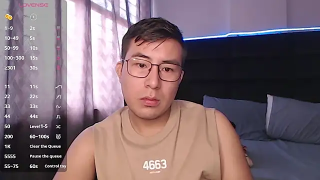 Snapshot of andrewmhilton_ chatting on September 26, 4:58 pm andrewmhilton online show from September 26, 4:58 pm