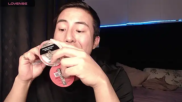 Snapshot of andrewmhilton_ chatting on January 11, 6:42 am andrewmhilton online show from January 11, 6:42 am