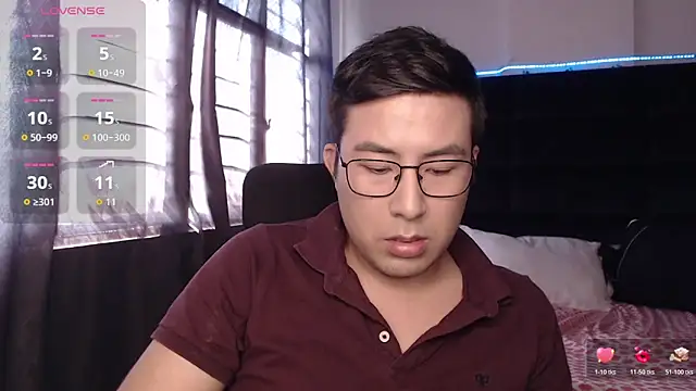 Snapshot of andrewmhilton_ chatting on February 17, 9:01 pm andrewmhilton online show from February 17, 9:01 pm