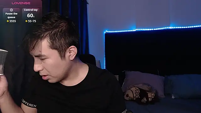 Snapshot of andrewmhilton_ chatting on February 23, 6:47 am andrewmhilton online show from February 23, 6:47 am