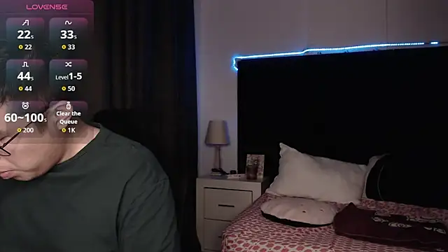 Snapshot of andrewmhilton_ chatting on February 15, 6:36 am andrewmhilton online show from February 15, 6:36 am