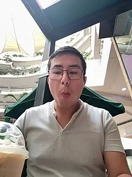 Snapshot of andrewmhilton_ chatting on February 18, 3:30 pm andrewmhilton online show from February 18, 3:30 pm