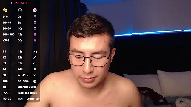 Snapshot of andrewmhilton_ chatting on October 23, 6:12 am andrewmhilton online show from October 23, 6:12 am