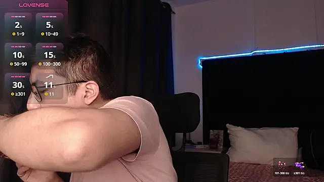 Snapshot of andrewmhilton_ chatting on February 13, 6:24 am andrewmhilton online show from February 13, 6:24 am