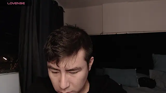 Snapshot of andrewmhilton_ chatting on October 31, 5:15 am andrewmhilton online show from October 31, 5:15 am