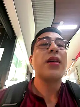 Snapshot of andrewmhilton_ chatting on November 12, 6:12 pm andrewmhilton online show from November 12, 6:12 pm