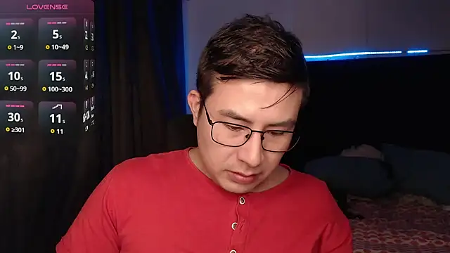 Snapshot of andrewmhilton_ chatting on December 19, 5:32 am andrewmhilton online show from December 19, 5:32 am