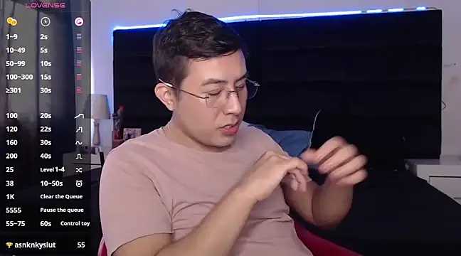 Snapshot of andrewmhilton_ chatting on March 21, 9:34 pm andrewmhilton online show from March 21, 9:34 pm