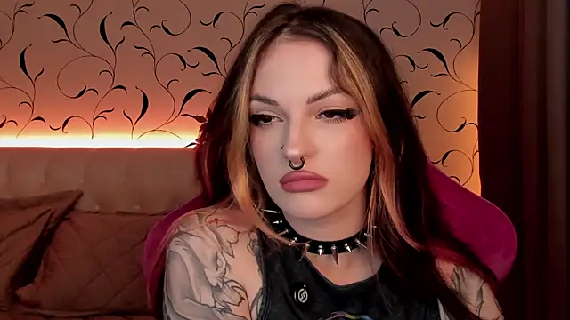 Snapshot of BratzieDarsie chatting on October 7, 8:59 am BratzieDarsie online show from October 7, 8:59 am