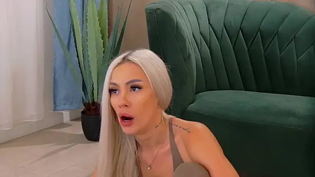 Bailey Rush online show from November 15, 1:37 pm