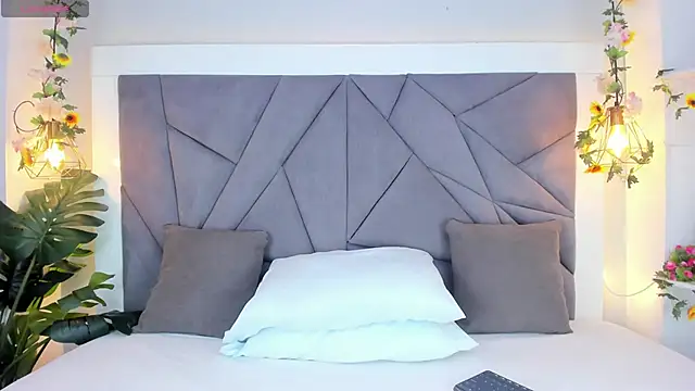 Snapshot of KiarhaTrixie chatting on December 3, 3:18 am KiarhaTrixie online show from December 3, 3:18 am