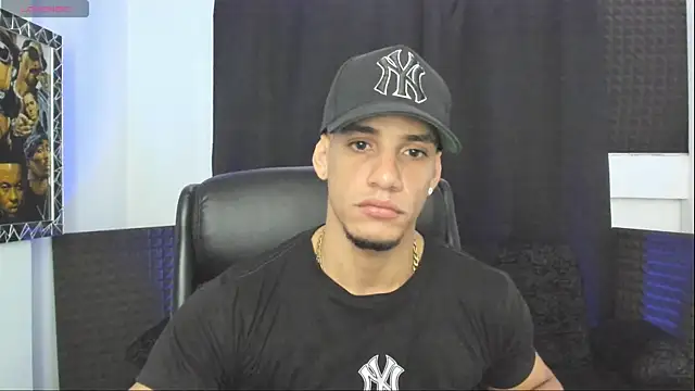 Snapshot of jhonnysnow17 chatting on June 21, 10:59 pm jhonnysnow17 online show from June 21, 10:59 pm