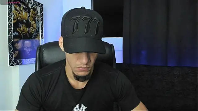 jhonnysnow17 online show from May 5, 5:32 am