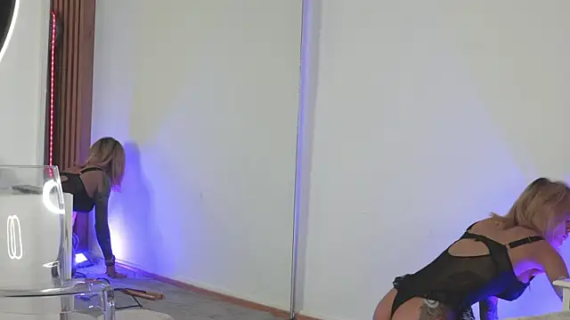 TiffanyMaze online show from April 10, 8:43 am