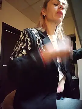 Snapshot of TiffanyMaze chatting on June 1, 4:13 am TiffanyMaze online show from June 1, 4:13 am