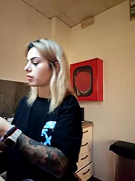 TiffanyMaze online show from March 11, 7:02 am